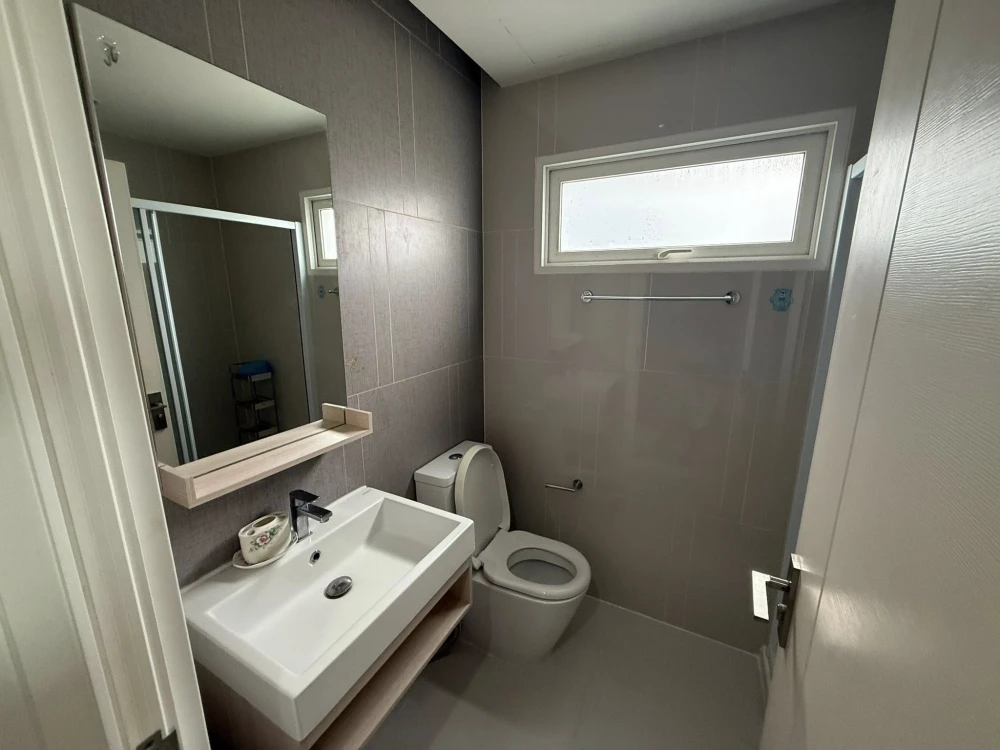 For rent: The Key Sathorn-Charoenraj, spacious room, plenty of living space, complete amenities, book now!