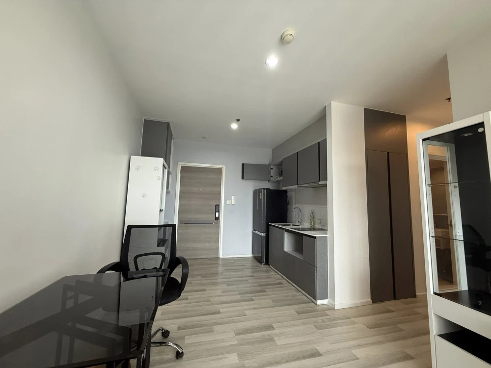 For rent: The Key Sathorn-Charoenraj, spacious room, plenty of living space, complete amenities, book now!