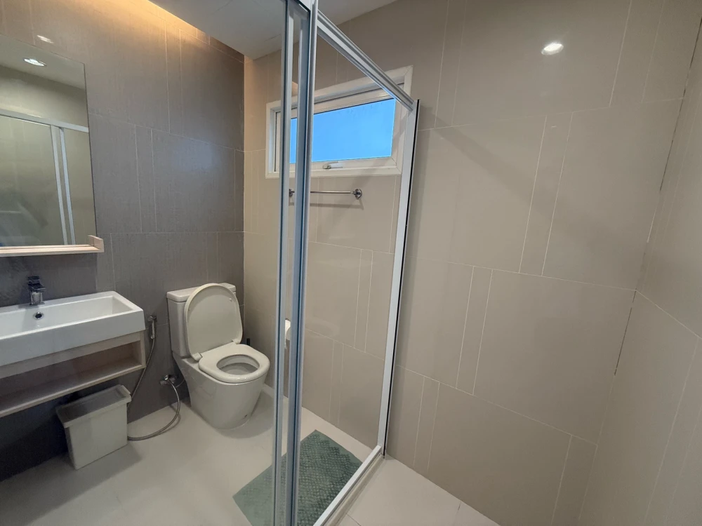 For rent: The Key Sathorn-Charoenrat, 20th floor, fully furnished, very livable. Book now!