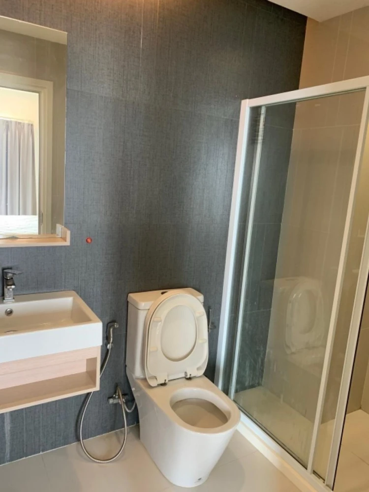 For rent: The Key Sathorn-Charoenrat, 27th floor. A lovely, fully furnished unit. Book now!