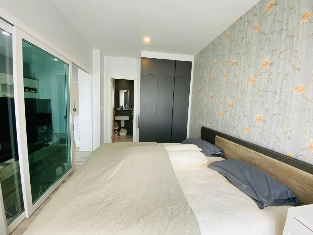 For rent: The Key Wutthakat. Wallpaper throughout the room, fully furnished. Book now!