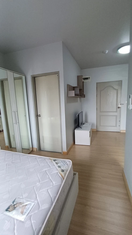 For rent: The Kith Lumlukka Klong 2, 4th floor, fully furnished, nice room, if interested, hurry and reserve now, urgent.