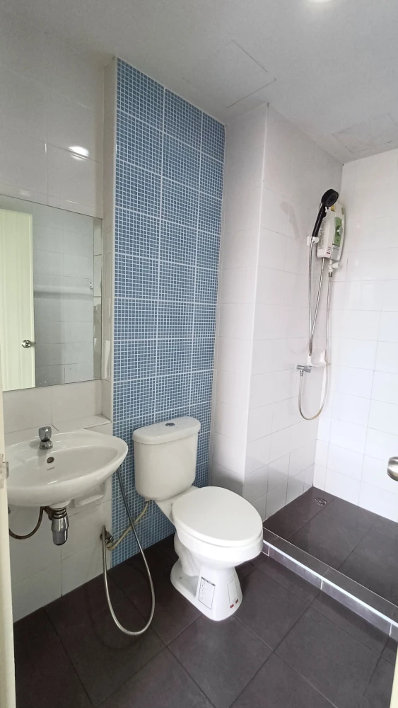 For rent: The Kith Lumlukka Klong 2, 4th floor, fully furnished, nice room, if interested, hurry and reserve now, urgent.