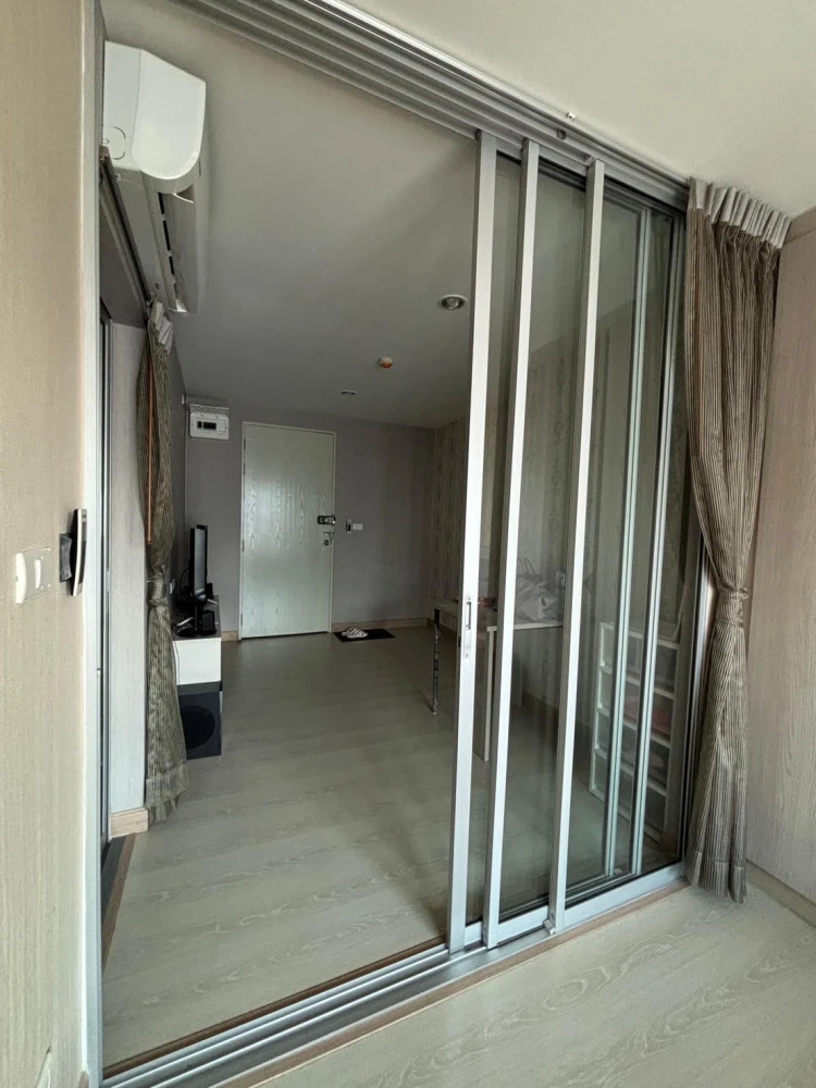 For rent: The Kith Plus Sukhumvit 113, 8th floor (top floor), corner room, very quiet, wallpapered, very worth booking.