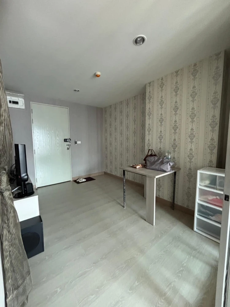 For rent: The Kith Plus Sukhumvit 113, 8th floor (top floor), corner room, very quiet, wallpapered, very worth booking.