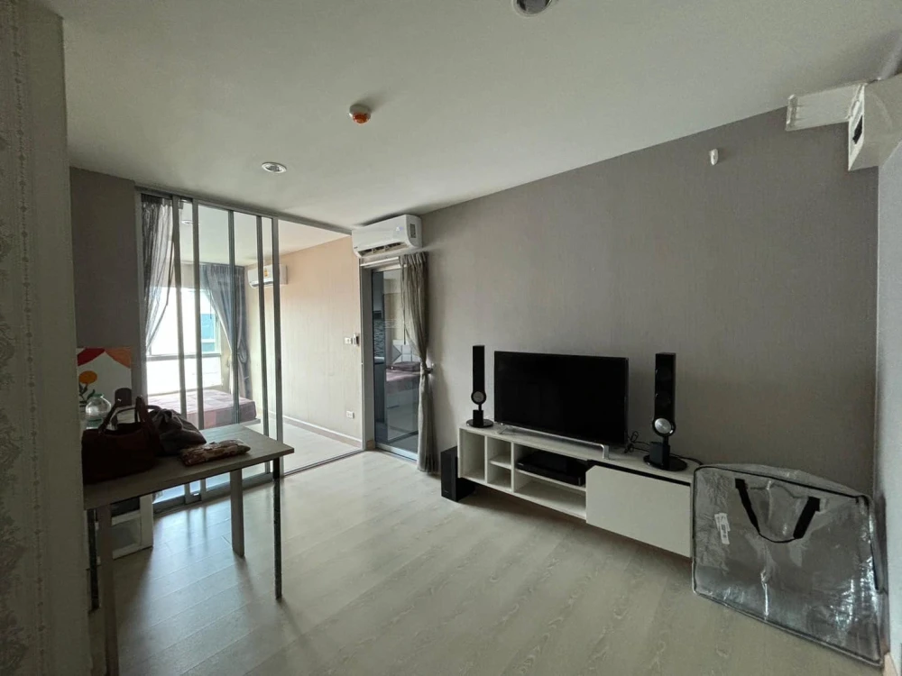 For rent: The Kith Plus Sukhumvit 113, 8th floor (top floor), corner room, very quiet, wallpapered, very worth booking.