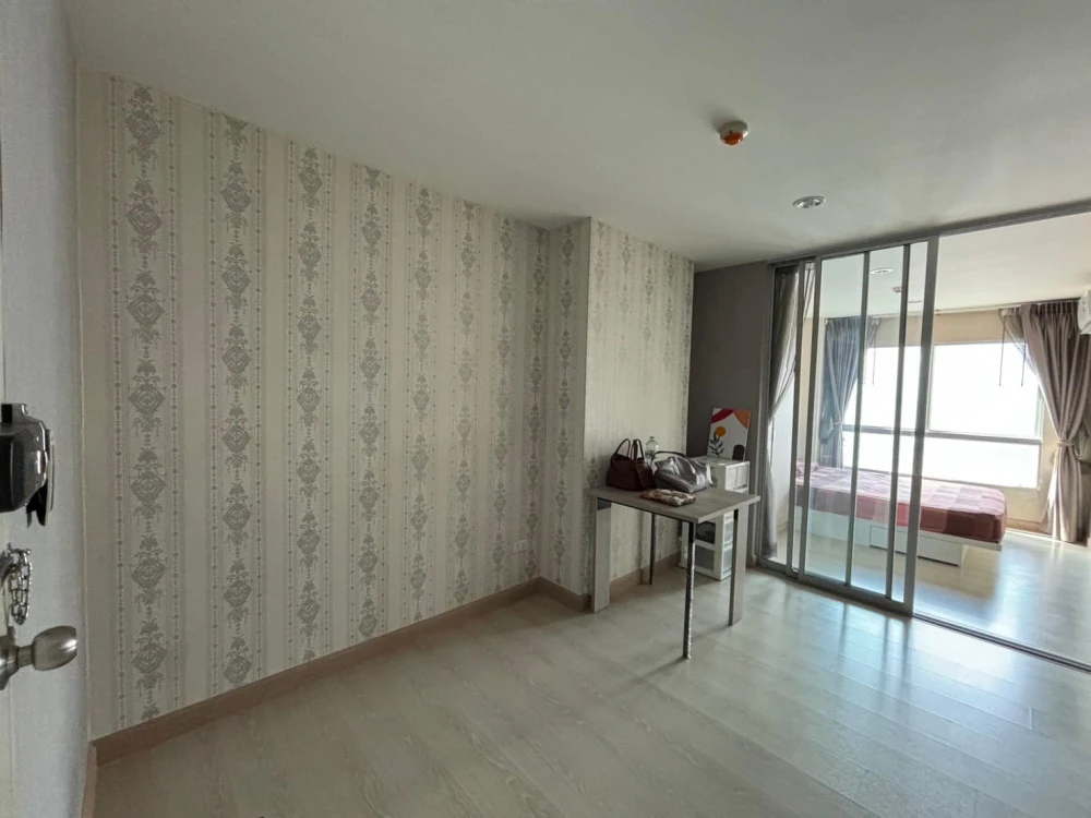For rent: The Kith Plus Sukhumvit 113, 8th floor (top floor), corner room, very quiet, wallpapered, very worth booking.