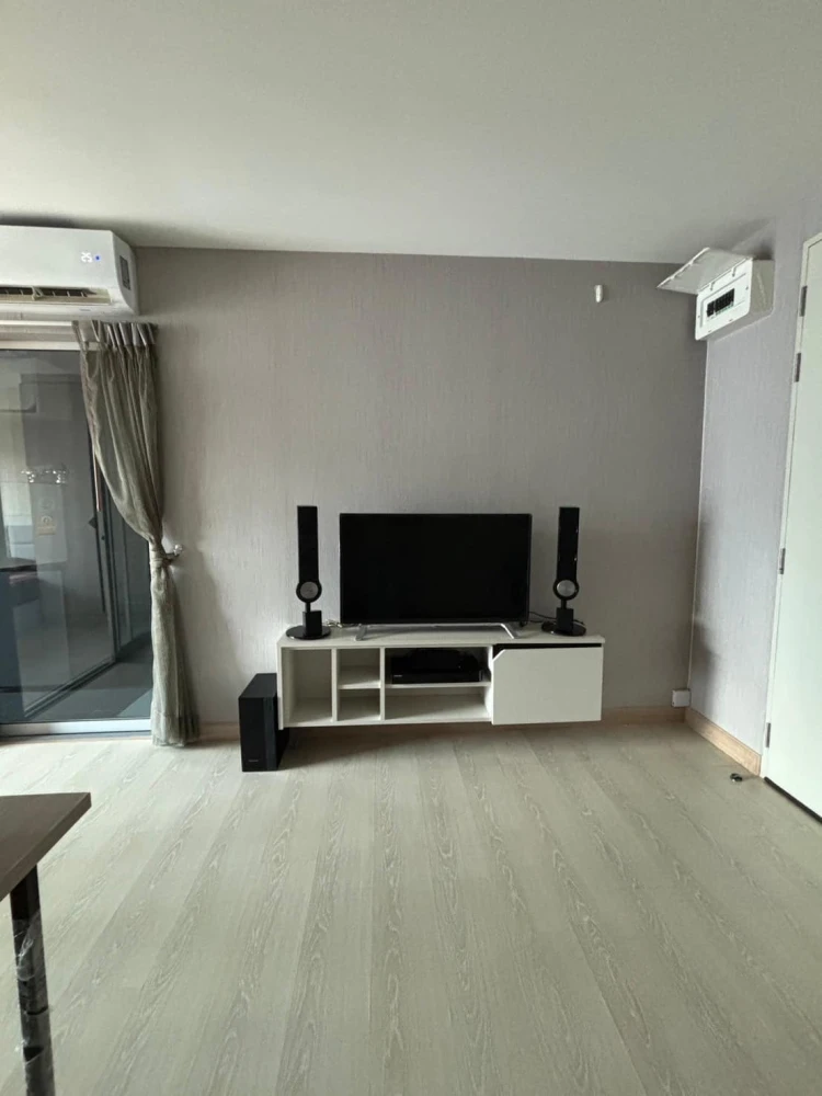 For rent: The Kith Plus Sukhumvit 113, 8th floor (top floor), corner room, very quiet, wallpapered, very worth booking.