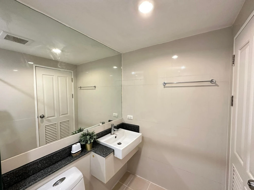 For rent: The Kris Ratchada 17, ready to move in, fully furnished, book now, don't delay.