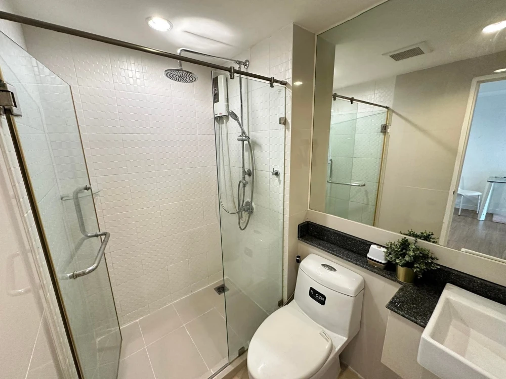 For rent: The Kris Ratchada 17, ready to move in, fully furnished, book now, don't delay.