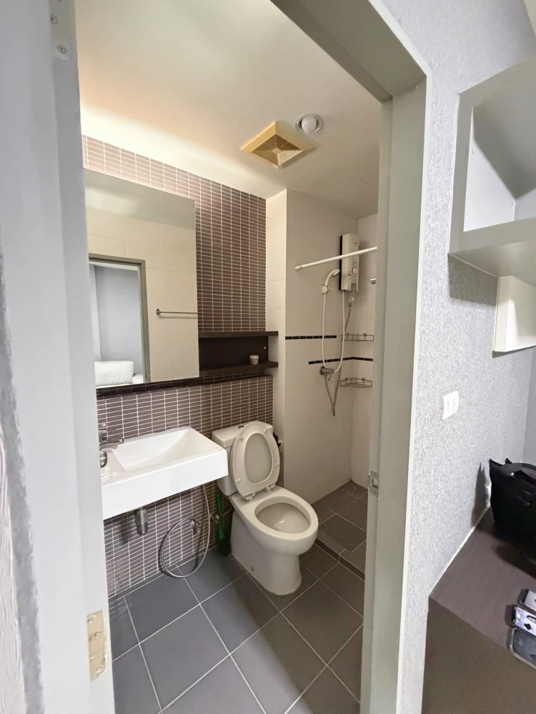 For rent: The Leaf Pattanakarn, 19th floor unit, fully furnished with all amenities. Don't miss out!