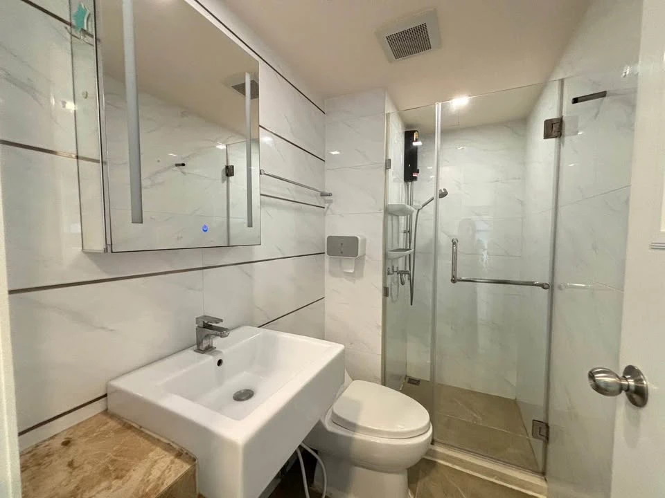 For rent, The Light New York, near Bts Punnawithi, 2 bedrooms, 1 bathroom, fully furnished, with a washing machine.