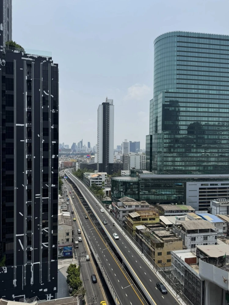 For rent: The Line Asok-Ratchada, corner unit, private, 16th floor with high-floor view. Convenient and fully equipped. Don't wait!