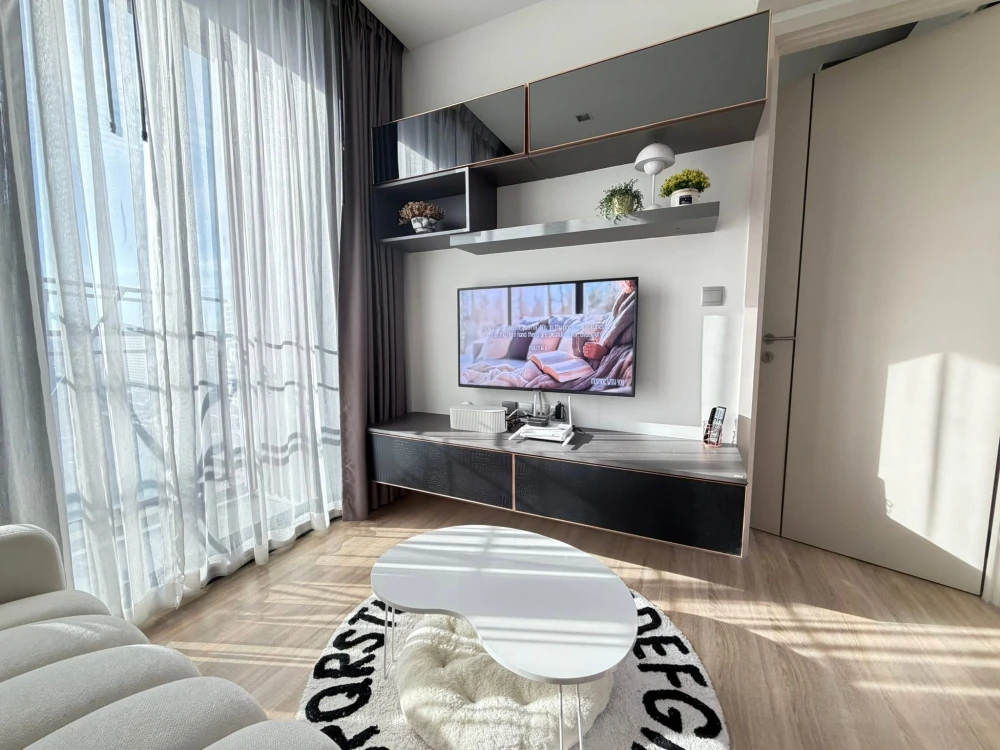 For rent: The Line Phahol-Pradiphat, corner unit. Private, morning sun, beautiful view, spacious, great atmosphere. Don't miss out!