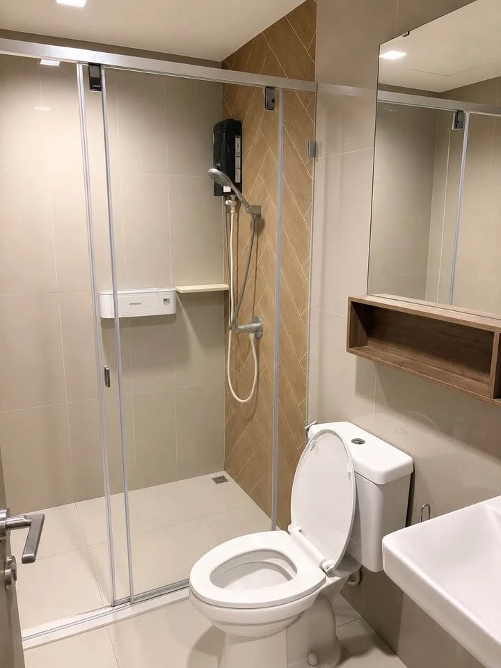 For rent: The Line Phahonyothin Park, 9th floor unit, spacious living area, fully furnished. Book now!