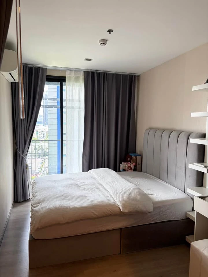 For rent: The Line Phahonyothin Park, 9th floor unit, spacious living area, fully furnished. Book now!