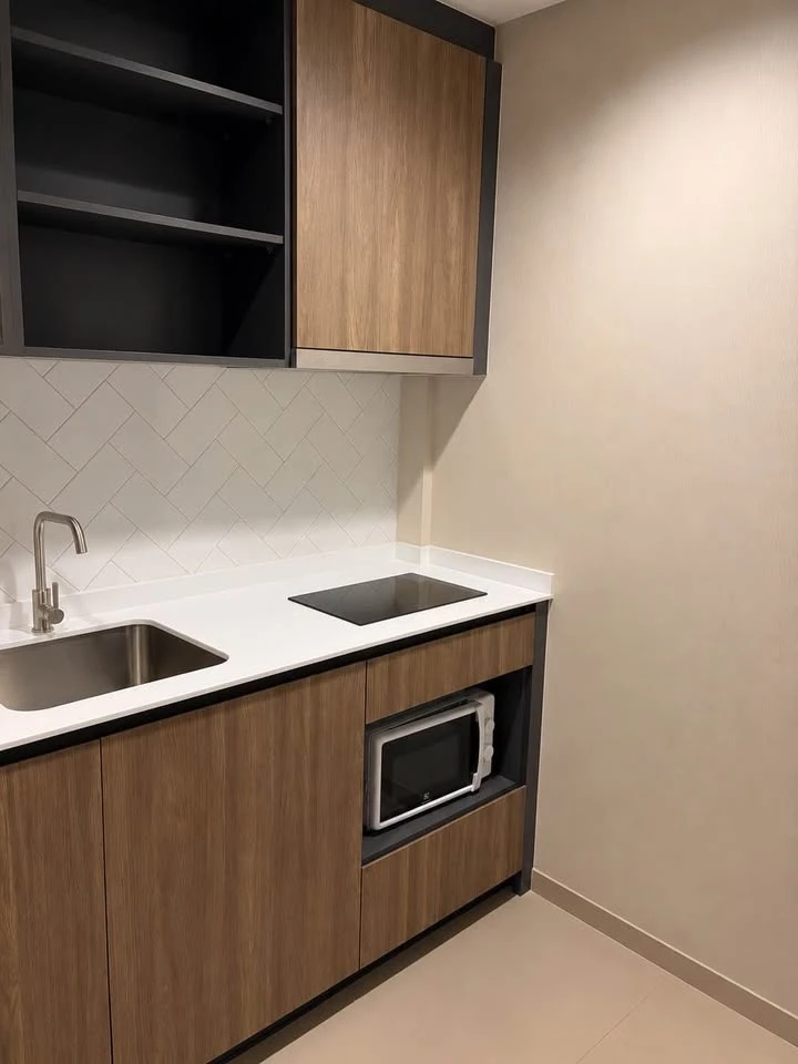 For rent: The Line Phahonyothin Park, 9th floor unit, spacious living area, fully furnished. Book now!