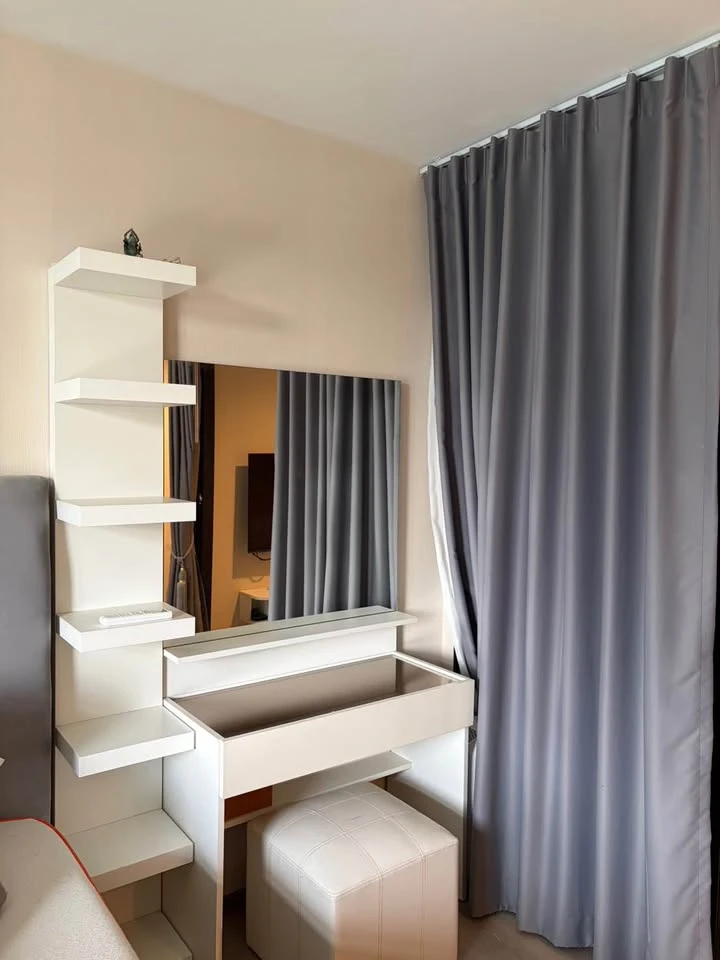 For rent: The Line Phahonyothin Park, 9th floor unit, spacious living area, fully furnished. Book now!