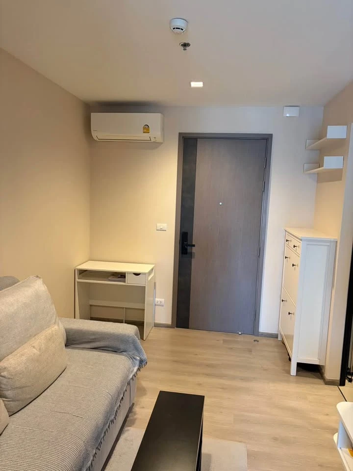 For rent: The Line Phahonyothin Park, 9th floor unit, spacious living area, fully furnished. Book now!