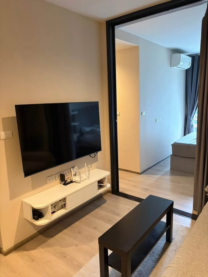 For rent: The Line Phahonyothin Park, 9th floor unit, spacious living area, fully furnished. Book now!
