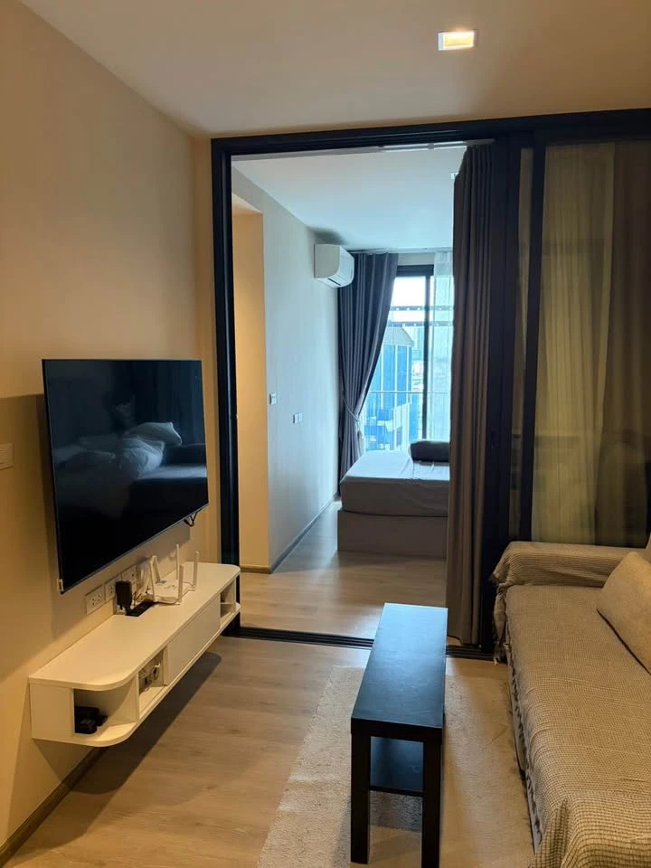 For rent: The Line Phahonyothin Park, 9th floor unit, spacious living area, fully furnished. Book now!
