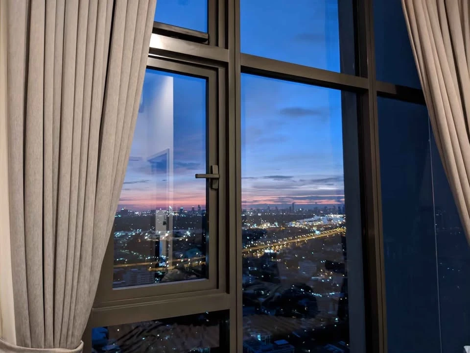 For rent: The Line Sukhumvit 101, top floor (32nd floor), stunning river view, 3.4 meter high ceiling, ready to move in.