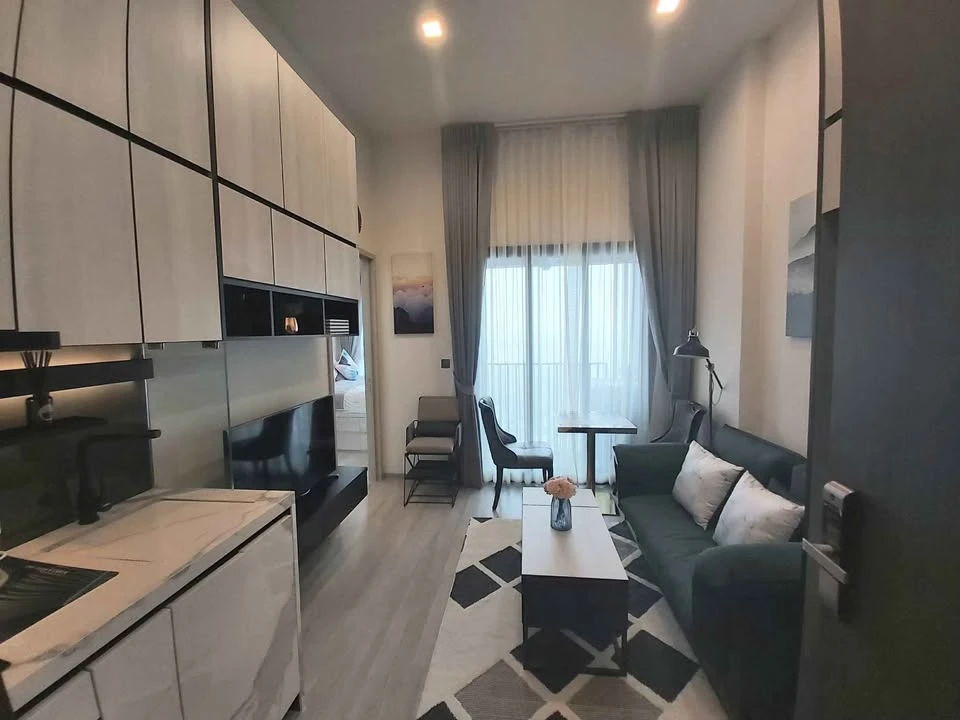 For rent: The Line Sukhumvit 101, top floor (32nd floor), stunning river view, 3.4 meter high ceiling, ready to move in.