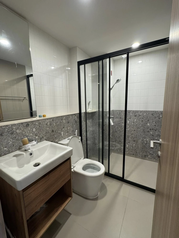 For rent: The Line Vibe, a lovely room on the 29th floor. Plenty of usable space, fully furnished, beautiful city view, not blocked. Don't miss it!