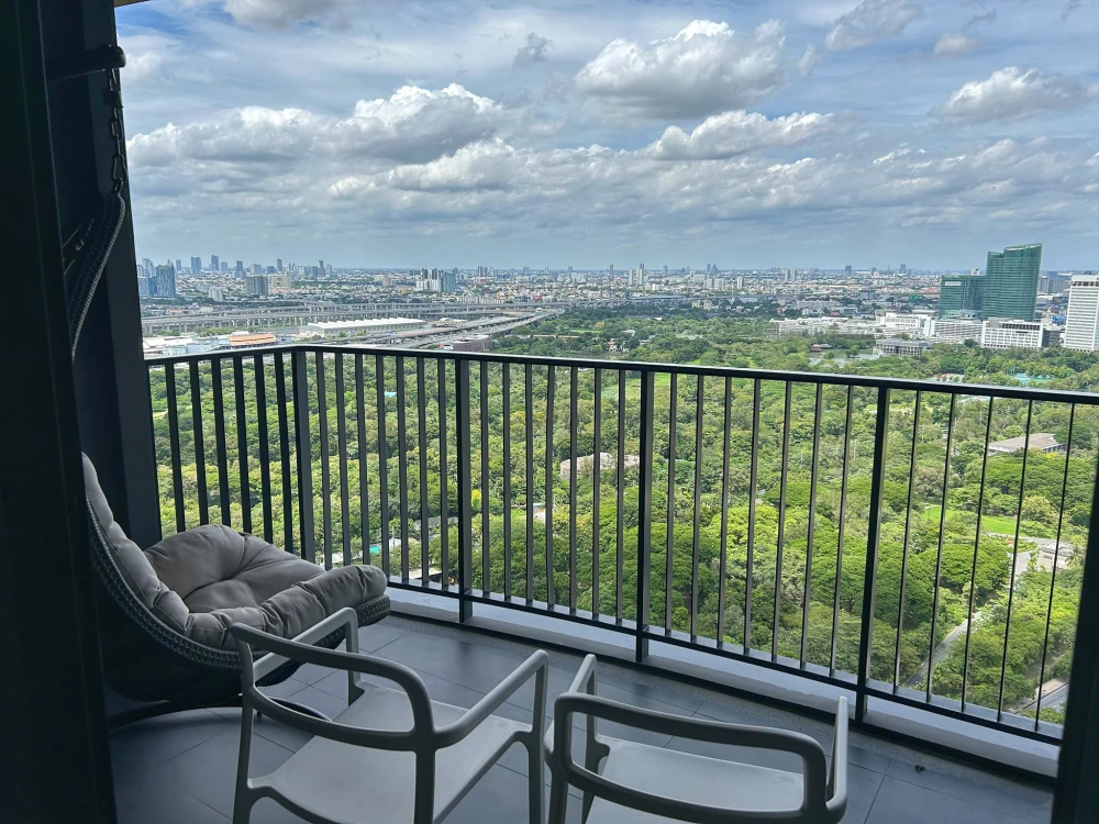 For rent: The Line Chatuchak-Mochit. Large room with a full garden view, both balcony and bedroom. Extra large balcony, stylishly decorated.