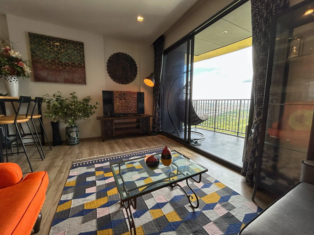 For rent: The Line Chatuchak-Mochit. Large room with a full garden view, both balcony and bedroom. Extra large balcony, stylishly decorated.