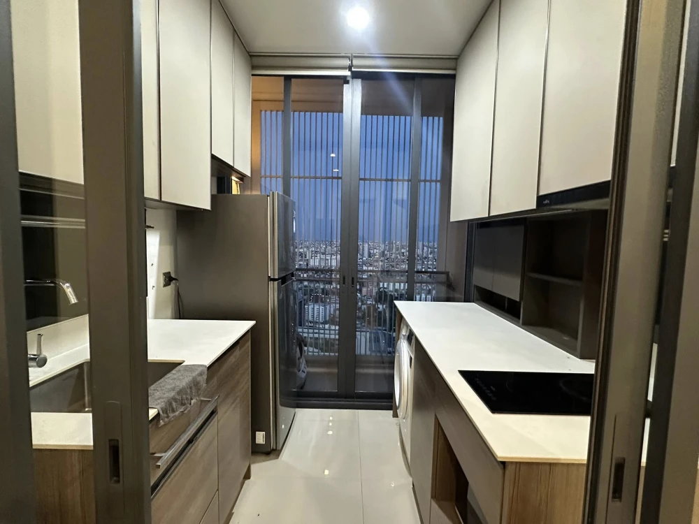 For rent: THE LINE Phahonyothin-Pradipat, very high floor (42nd floor), beautiful city view, lots of space, book first, get it first.
