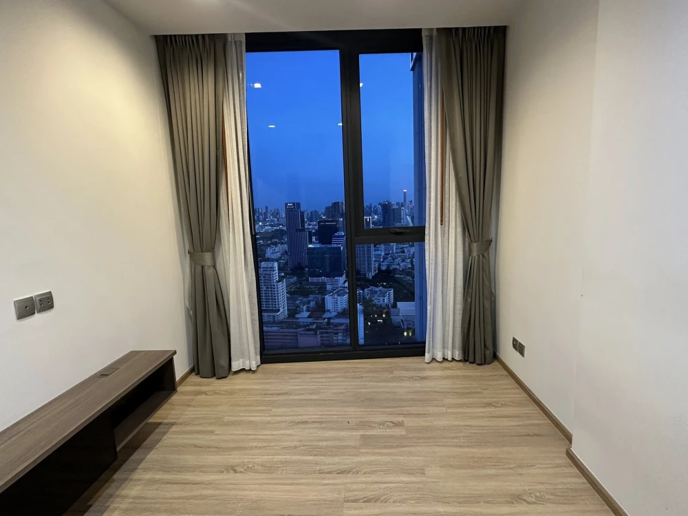 For rent: THE LINE Phahonyothin-Pradipat, very high floor (42nd floor), beautiful city view, lots of space, book first, get it first.