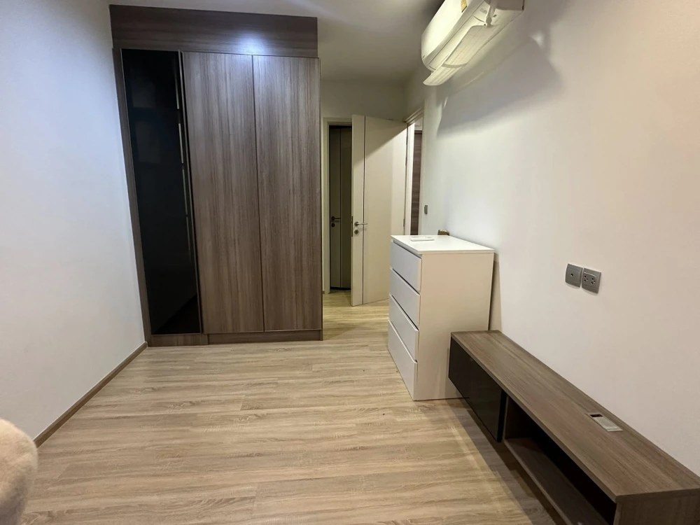 For rent: THE LINE Phahonyothin-Pradipat, very high floor (42nd floor), beautiful city view, lots of space, book first, get it first.