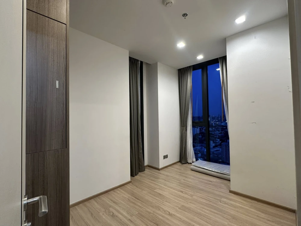 For rent: THE LINE Phahonyothin-Pradipat, very high floor (42nd floor), beautiful city view, lots of space, book first, get it first.
