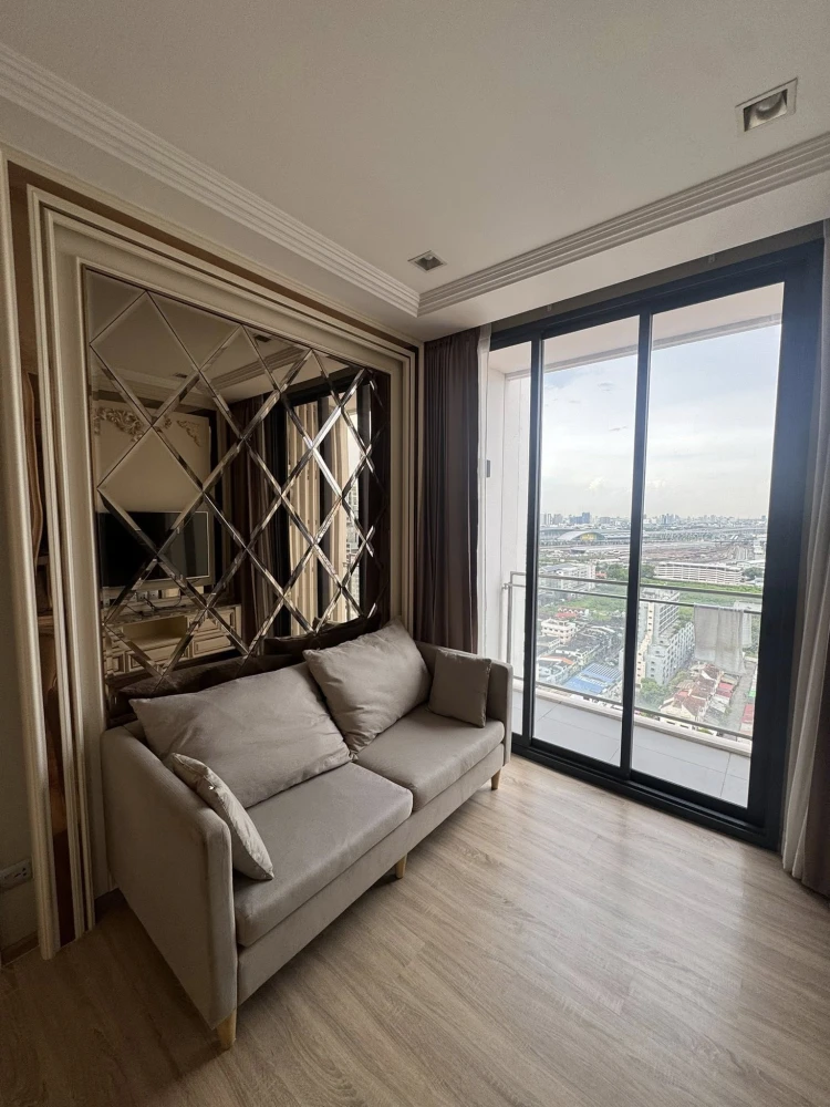 For rent: THE LINE Phahonyothin-Pradipat, 2 bedrooms, 1 bathroom, very high floor, fully furnished with built-in furniture. Reserve now!