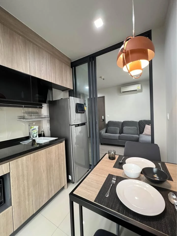For rent: The Line Wong Sawang, 21st floor, corner unit with windows on two sides for excellent natural light. 3M window film installed on all windows