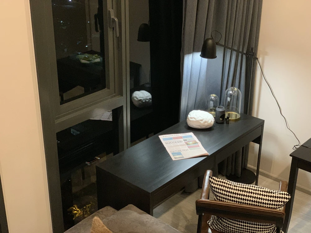 For rent: The Line Sukhumvit 101, corner unit, very private, balconies on both sides – no need to see anyone. High ceilings (3.4 meters) create a spac