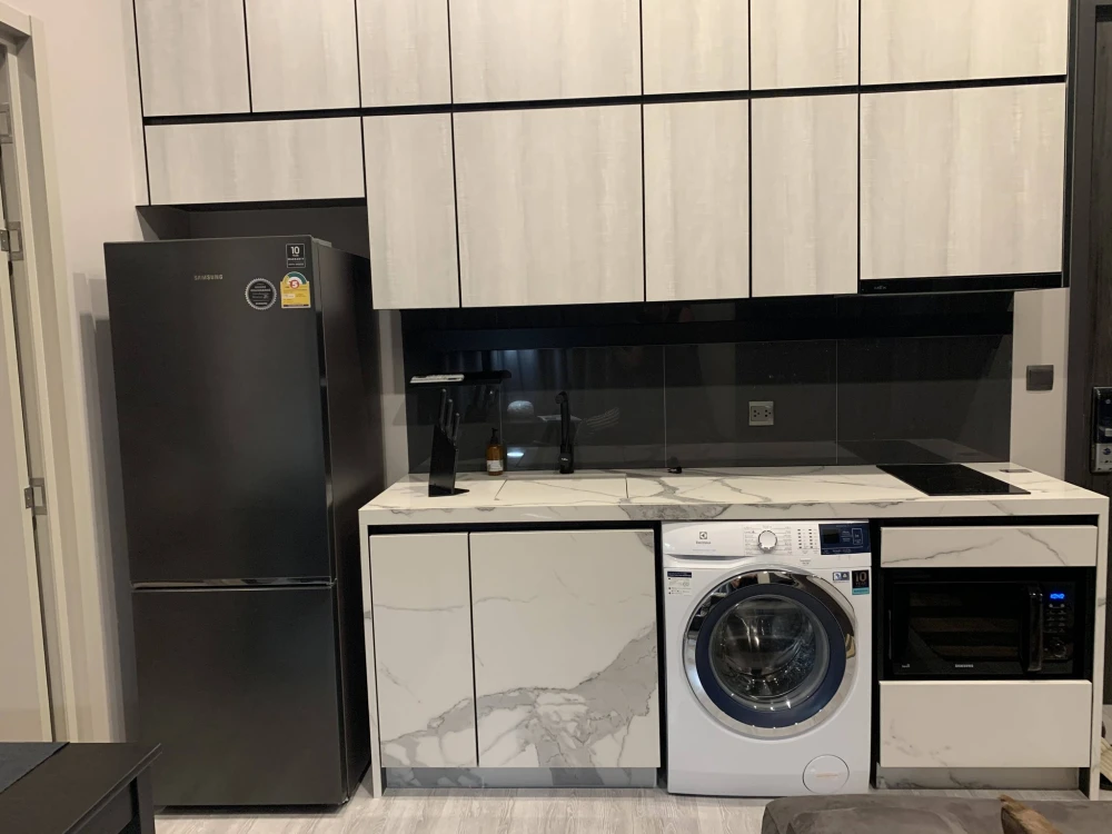 For rent: The Line Sukhumvit 101, corner unit, very private, balconies on both sides – no need to see anyone. High ceilings (3.4 meters) create a spac