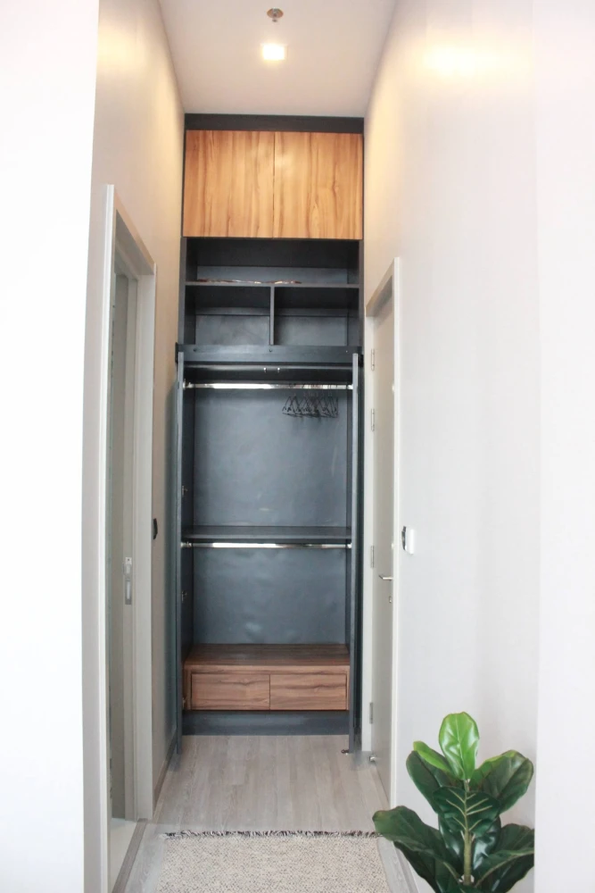 For rent: The Line Sukhumvit 101, corner unit, very private, balconies on both sides – no need to see anyone. High ceilings (3.4 meters) create a spac