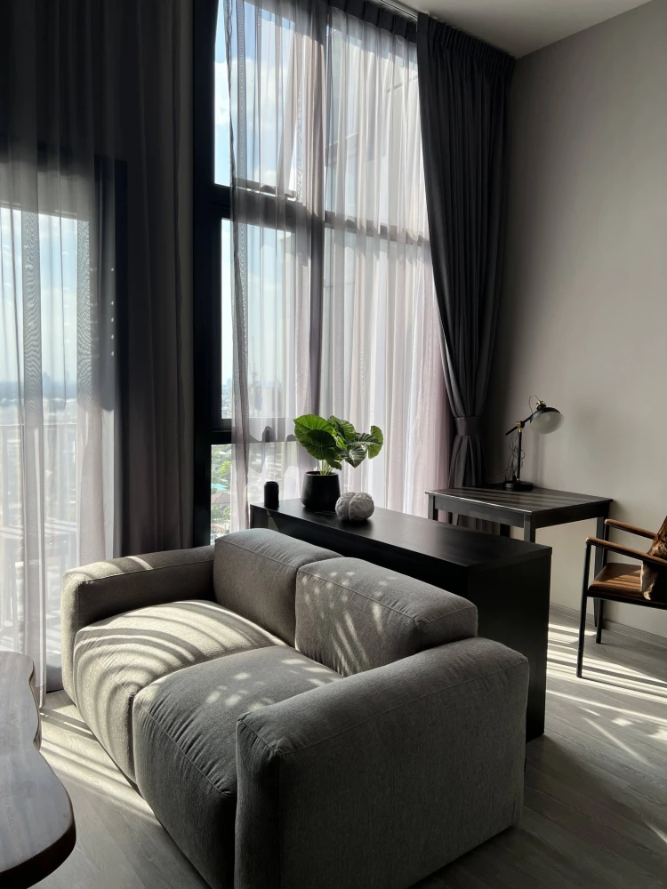 For rent: The Line Sukhumvit 101, corner unit, very private, balconies on both sides – no need to see anyone. High ceilings (3.4 meters) create a spac