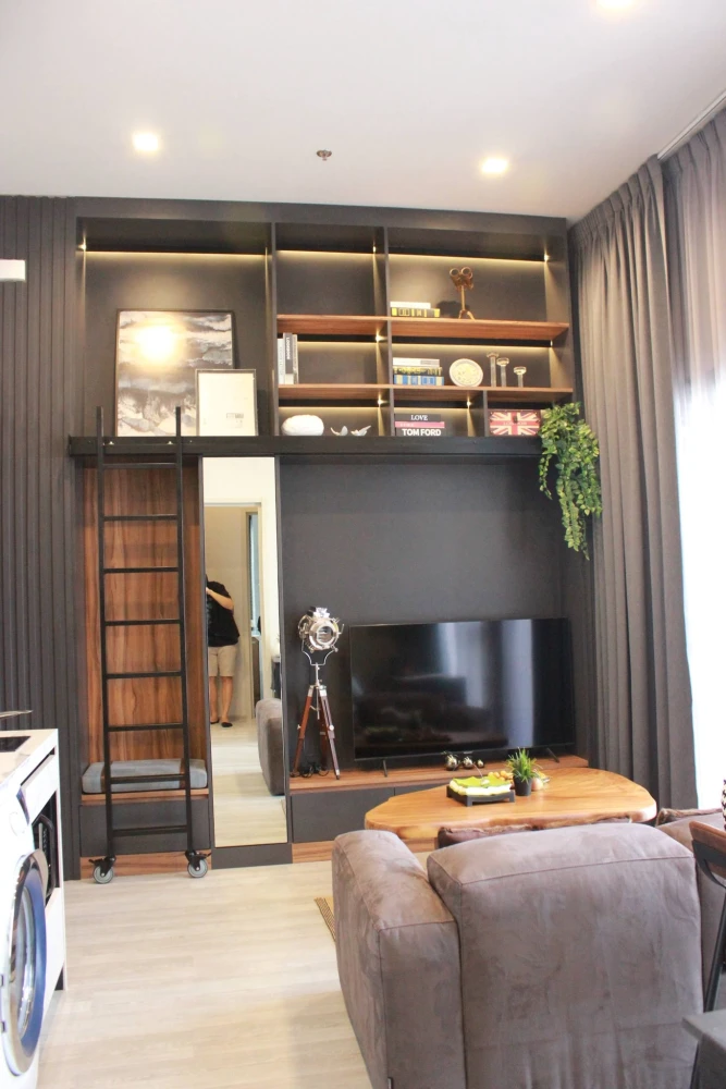 For rent: The Line Sukhumvit 101, corner unit, very private, balconies on both sides – no need to see anyone. High ceilings (3.4 meters) create a spac