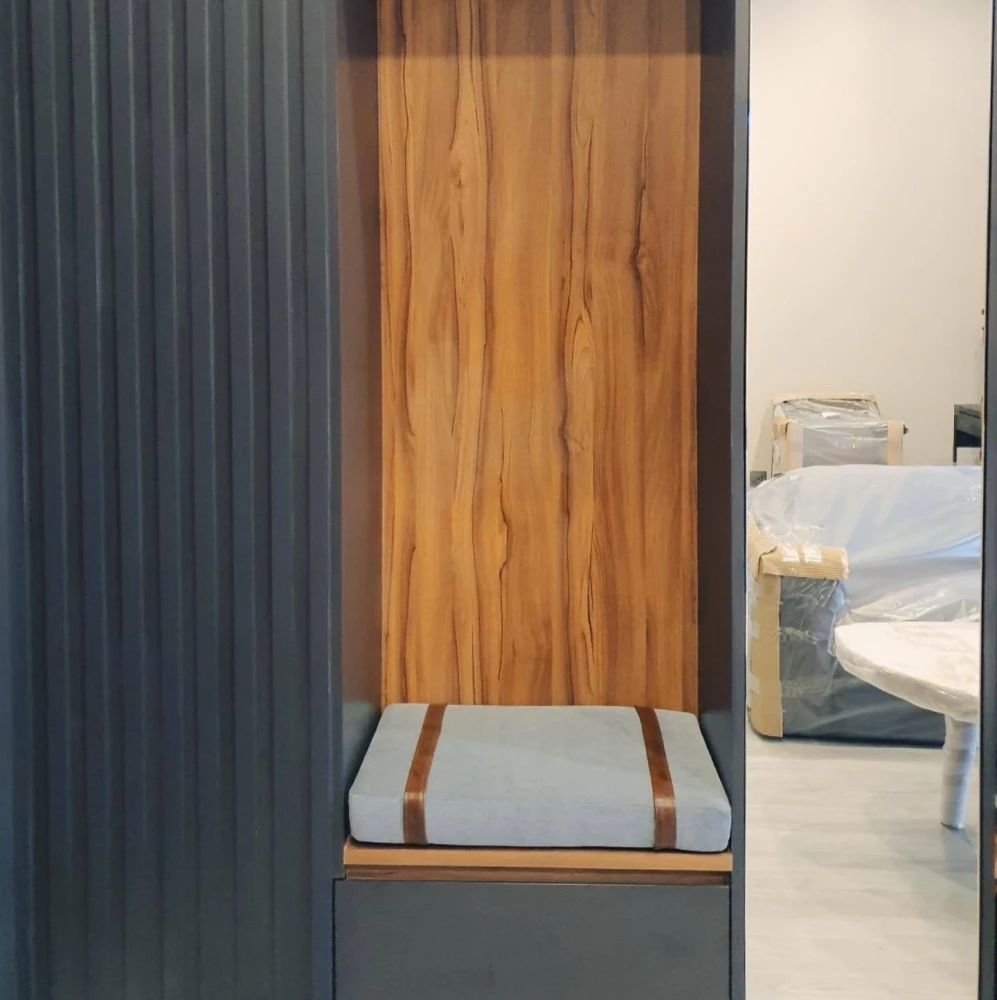 For rent: The Line Sukhumvit 101, corner unit, very private, balconies on both sides – no need to see anyone. High ceilings (3.4 meters) create a spac