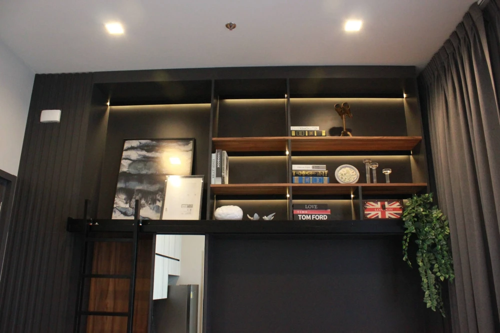 For rent: The Line Sukhumvit 101, corner unit, very private, balconies on both sides – no need to see anyone. High ceilings (3.4 meters) create a spac