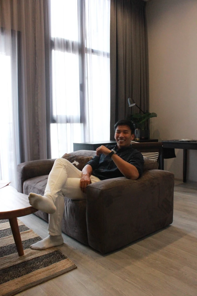 For rent: The Line Sukhumvit 101, corner unit, very private, balconies on both sides – no need to see anyone. High ceilings (3.4 meters) create a spac