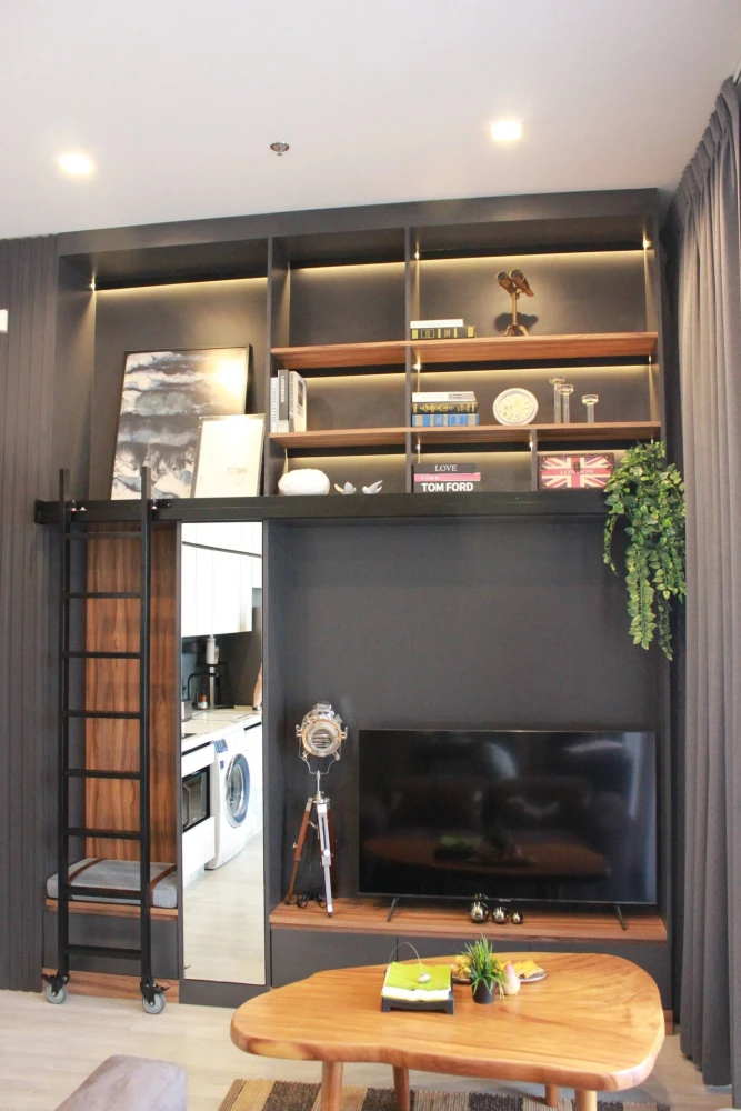 For rent: The Line Sukhumvit 101, corner unit, very private, balconies on both sides – no need to see anyone. High ceilings (3.4 meters) create a spac