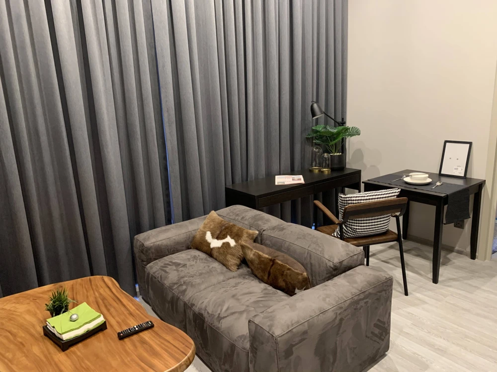 For rent: The Line Sukhumvit 101, corner unit, very private, balconies on both sides – no need to see anyone. High ceilings (3.4 meters) create a spac