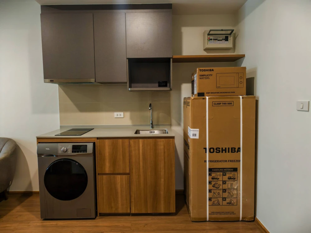 For rent: The Livin Phetkasaem, high floor unit, ready to move in. Book now before it's too late!!!