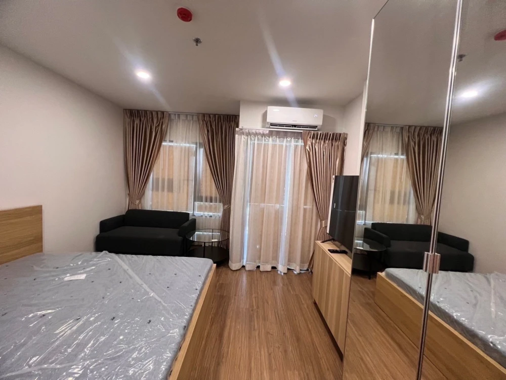 For rent: The Livin Phetkasem 37, high floor unit, comfortable living, fully furnished. Book now!