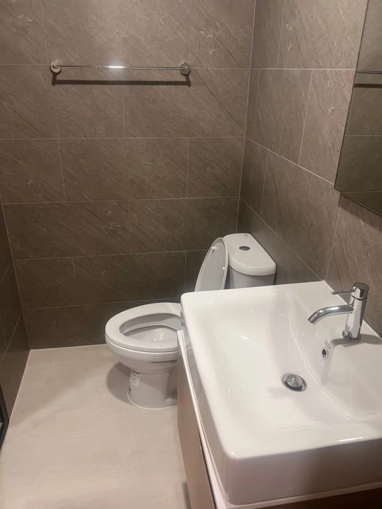 For rent: The Livin Phetkasem 37, high floor unit, comfortable living, fully furnished. Book now!