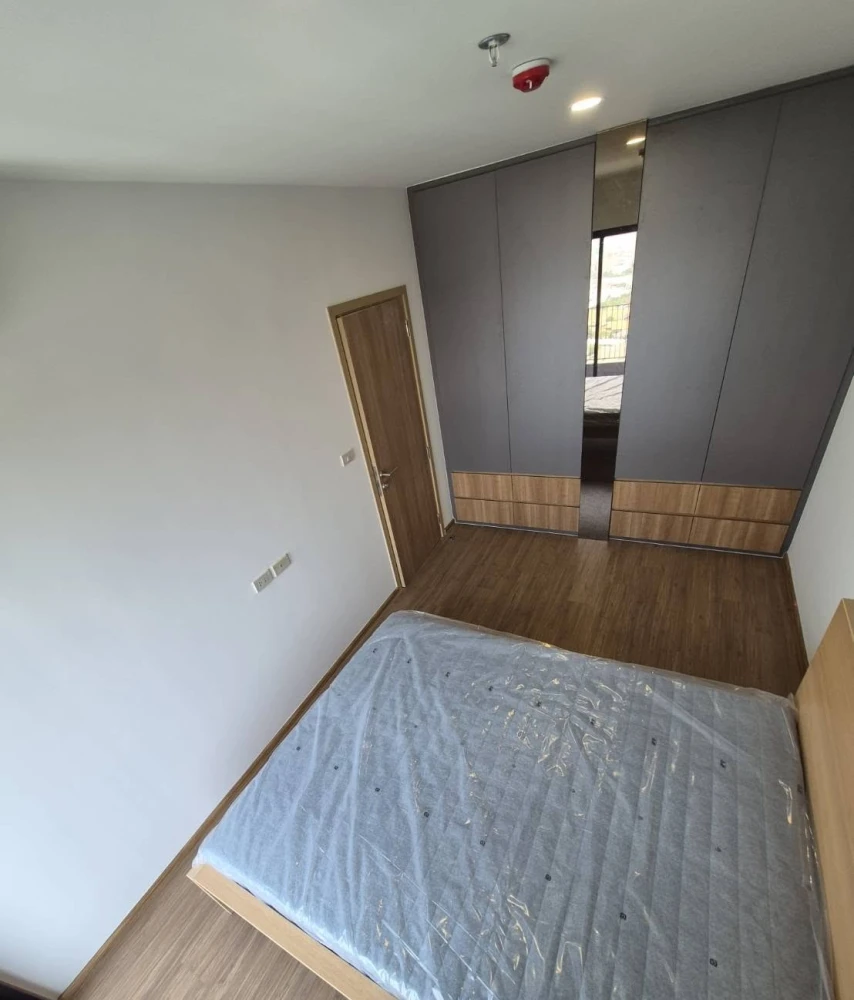 For rent: The Livin Phetkasem 37. Nice room, fully furnished, complete amenities. Book now!